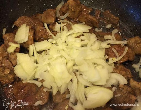 К готовой печени добавить лук, накрыть крышкой и тушить 2–3 минуты.