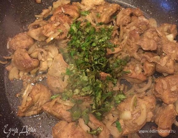 Затем добавить кинзу, тушить еще 2 минуты.
