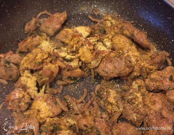 В конце добавить специи, соль, перемешать, потушить минуту и снять с огня.