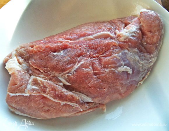 Итак, берем чистый кусок свинины, промокаем лишнюю влагу салфеткой.