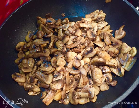 На небольшом количестве растительного масла жарим грибы до испарения всей жидкости, добавляем соль, перец и мускатный орех. В этом супе мускатный орех и тмин обязательные ингредиенты, с помощью которых мы добьемся нежности и  баланса вкусов.
Ставим на огонь наш бульон (можно воду), кидаем картофель, морковь, грибы. Солим. Варим до готовности картофеля.
Не забывайте все время контролировать лук, чтобы он не пригорел и сохранил свой аромат.
Добавляем лук в суп, перемешиваем, добавляем (если нужно) соль и перец. С перцем будьте осторожны, он может испортить легкость и нежность нашего супчика.