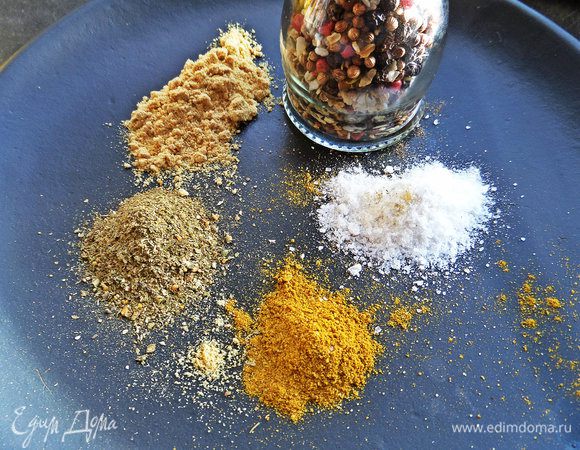 Подготавливаем специи. Брала, какие мы любим, у автора только хмели-сунели и соль.