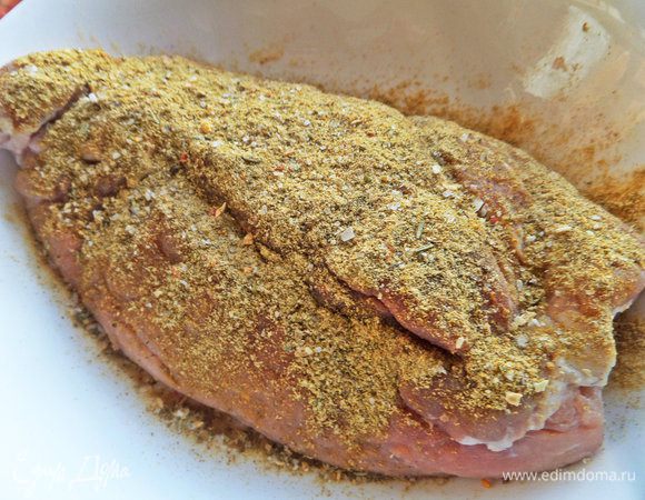 Наколоть мясо ножом. Обвалять в специях.