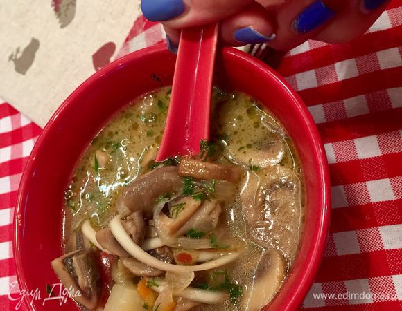 Кидаем лапшу, у меня пшеничная, можно взять рисовую или соевую, варим не более 2 минут! Кидаем зелень и выключаем наш супчик. Вместо лапши можно в суп добавить сухарики.
Суп готов!
Знаю, ароматы уже витают в вашей квартире, но супчику нужно еще минут пять настояться.