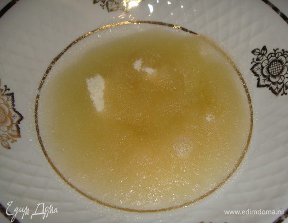 Желатин замочить в небольшом количестве воды. Растворить на водяной бане. Дать остыть, пока готовится крем.