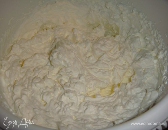 Сливки, посуду для взбивания и венчики предварительно охладить в холодильнике минут 30, можно и дольше. Сливки взбить в крепкую пену.