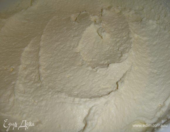 К сливкам добавить творожную массу, взбить до однородного состояния. Тонкой струйкой влить желатин не переставая взбивать.