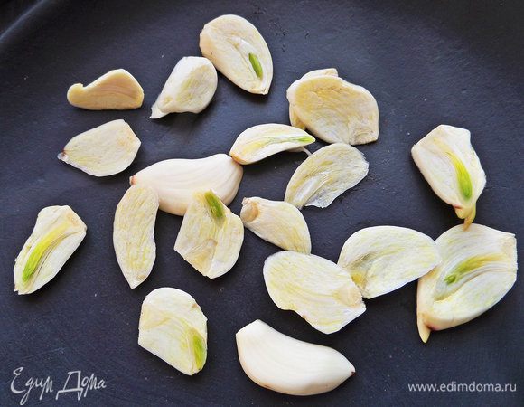 Нарезать чеснок на пластинки.
