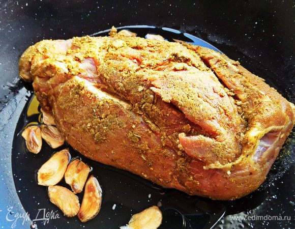 Туда же положить мясо.