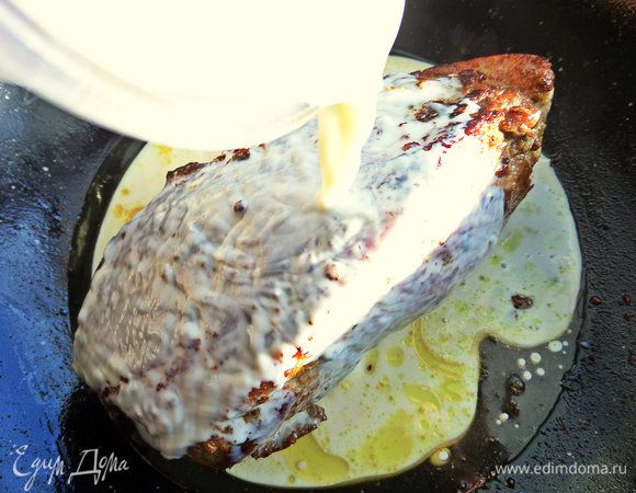 Нагреть молоко и влить в сковороду.