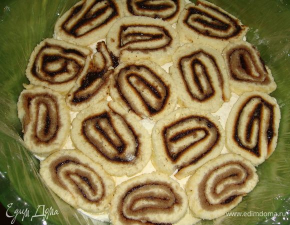 Выкладываем внутрь крем, накрываем оставшимися кусочками рулета и немного вдавливаем их. Закрываем торт пищевой пленкой и убираем в холодильник на ночь. 