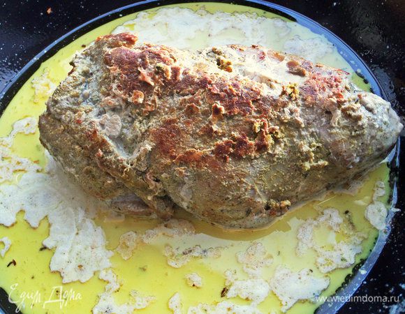 Накрыть крышкой и томить 2 часа. Я периодически переворачивала и поливала молочной смесью мяско.