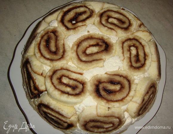 Утром торт перевернуть на блюдо и снять пищевую пленку.