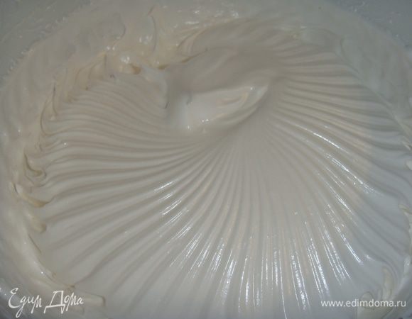 Теперь приготовим заварной белковый крем. Белки взбивать постепенно увеличивая скорость миксера до устойчивых пиков. В маленькую кастрюльку всыпать сахар и влить воду. Варить сироп до пробы на мягкий шарик (в холодную воду капнуть сироп и сформировать из него мягкий шарик, сироп готов). Не переставая взбивать белки, тонкой струйкой влить сироп, добавить лимонную кислоту и взбивать еще минут 10. Крем должен получиться очень густым.