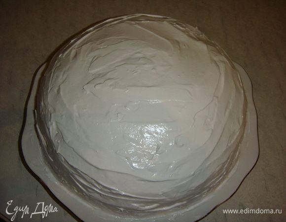 Обмазать кремом торт.