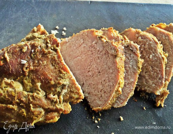 Не удержалась, нарезала в горячем виде, поэтому срез не очень ровный.