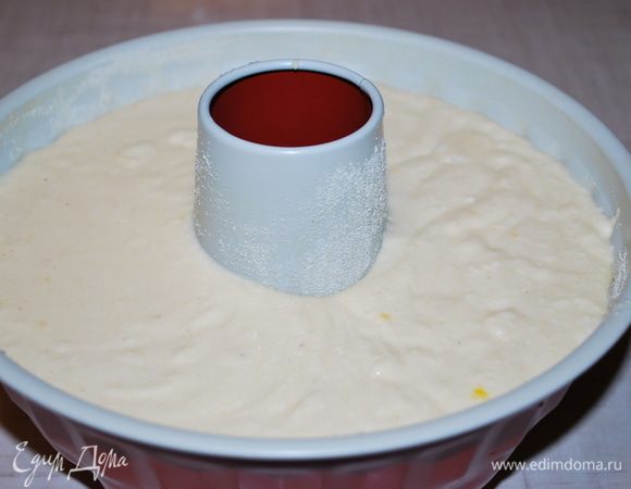 Смазываем форму маслом и посыпаем манной крупой. Выпекаем при 170°С 45 — 50 минут.