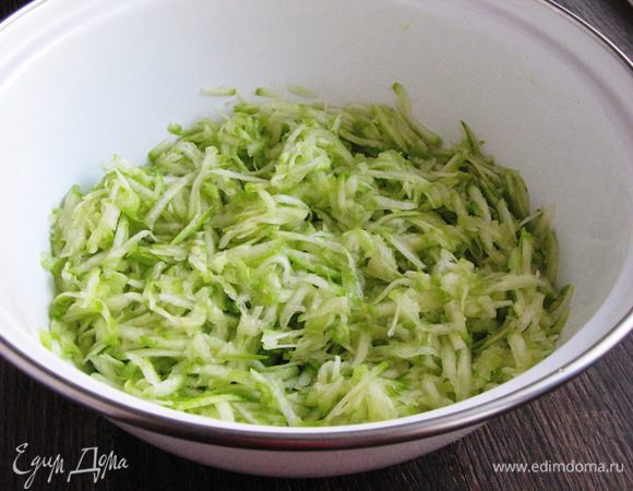 Кабачки помыть, почистить. Если кабачки молодые, то можно не чистить. Натереть на крупной терке. Немного посолить и оставить на 10 минут.