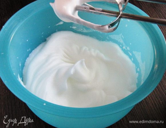 Яйца разделить на белки и желтки. Белки взбить в устойчивую пену со щепоткой соли.