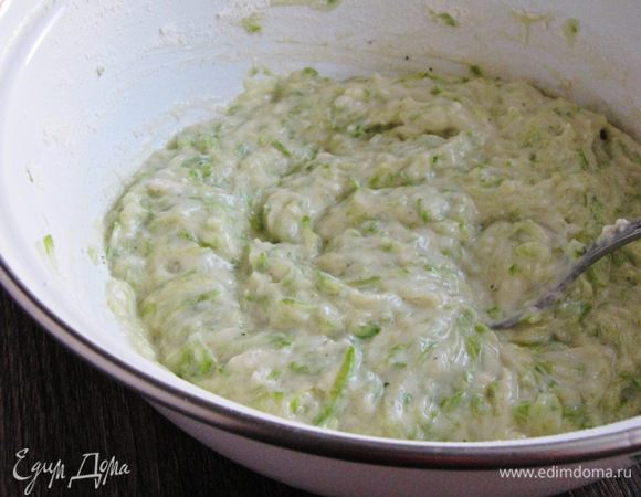 Натертые кабачки хорошо отжать. Желтки добавить к кабачкам. Туда же добавить соду, гашенную в сметане, перемешать. Муку просеять вместе с разрыхлителем, солью, перцем. Вмешать в кабачковую массу. Туда же ввести белки в четыре приема, перемешивая лопаткой сверху вниз.