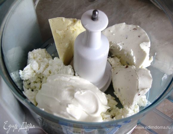 Приготовить начинку. Все ингредиенты взбить погружным блендером или перемолоть в кухонном комбайне. Вместо брынзы я использовала адыгейский сыр.