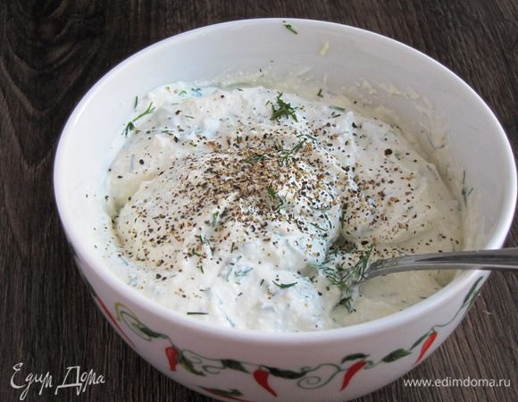 Выложить крем в миску, посолить, поперчить, добавить мелко рубленый укроп, перемешать.