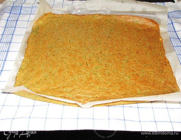 Готовый кабачковый корж выложить на полотенце, аккуратно удалить бумагу. Дать полностью остыть.