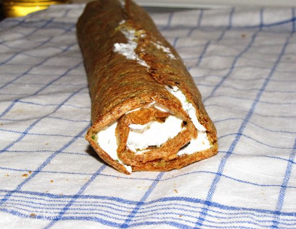 Нанести крем, свернуть в рулет. Завернуть в фольгу и убрать в холодильник на несколько часов.