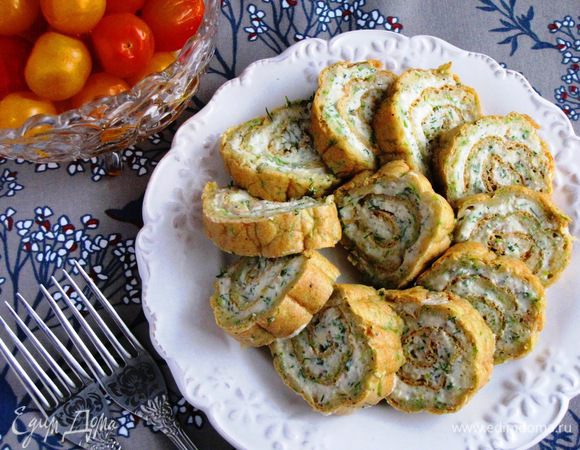 Готовый рулет нарезать и подавать. Очень вкусно и нежно. Приятного аппетита!