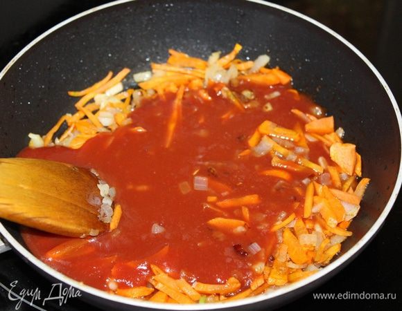 Потушите потертые помидоры с луком и морковкой минут десять под крышкой на небольшом огне.
