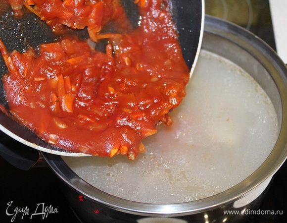 Затем спустить томатно-морковную смесь.