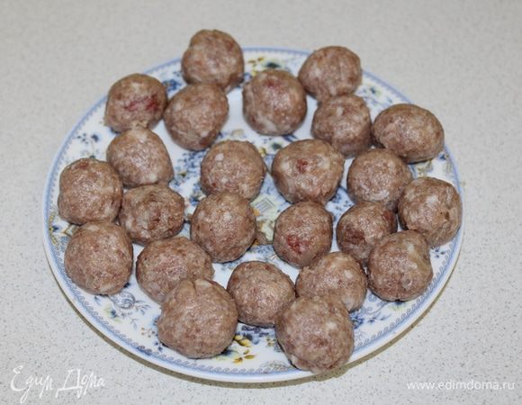 Сформировать небольшие фрикадельки.