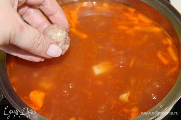 Опустить фрикадельки в суп, варите еще минут 15 — 20.