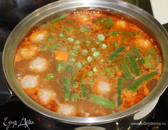 Как только суп закипит, добавьте зеленый горошек, тоже не размораживая. Снова доведите суп до кипения. Проверьте суп на вкус и если есть необходимость, добавьте соль и перец. Поварите 5 минут и выключите огонь. Накройте крышкой и дайте постоять минут пятнадцать.
