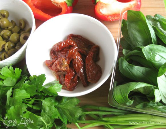 Приготовить все необходимое для начинки. Оливки нарезать крупными кружочками. Болгарский красный перец разрезать на половинки, обернуть фольгой, запечь в духовке в течение 30 минут. Вынуть перец из духовки, снять фольгу, ополоснуть холодной водой.