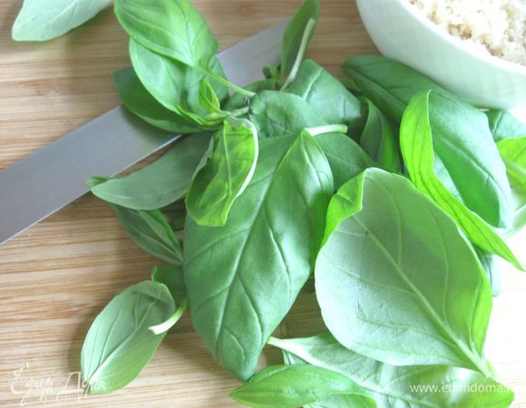 Эти солнечные веточки базилика помыть, просушить.