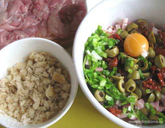 В миску с филе и грудинкой добавить порезанные крупными колечками оливки, порезанные вяленые томаты в масле, измельченный базилик и зеленый лук. Положить в миску желток, добавить хлебные крошки (я в них добавила 1 ч. л. масла из баночки с вялеными томатами).
