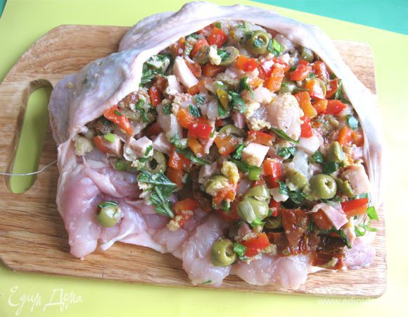 Наполнить курицу фаршем. 