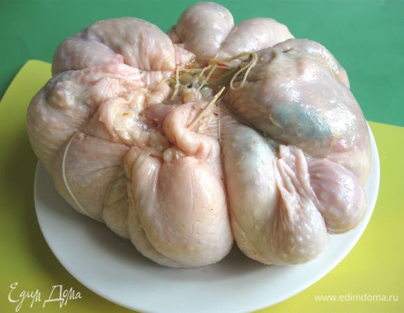 Перевязать кулинарной нитью по кругу через центр. Разрезы на  коже от крыльев заколоть зубочистками.