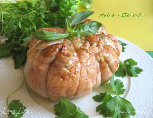 Снять кулинарную нить. После остывания убрать в холодильник. На следующий день подавать в охлажденном виде. Так гарантировано вы получите красивый разрез. 