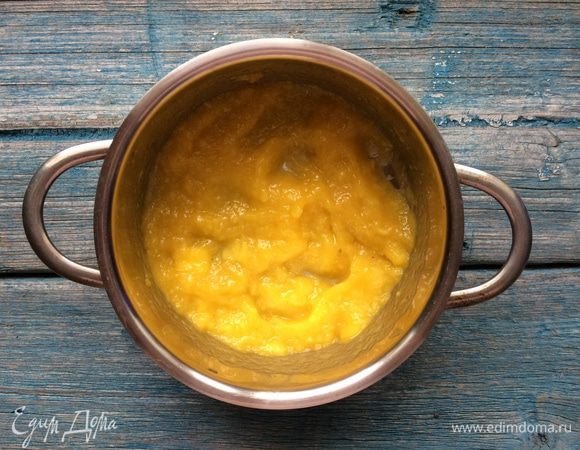 Для соуса: c помощью блендера измельчите манго до состояния пюре. В маленькой кастрюле прогрейте пюре манго с сахаром. Крахмал разведите в холодной воде, как только соус закипит, аккуратно влейте крахмал тонкой струйкой и размешайте. Держите на тихом огне, пока соус не загустеет.