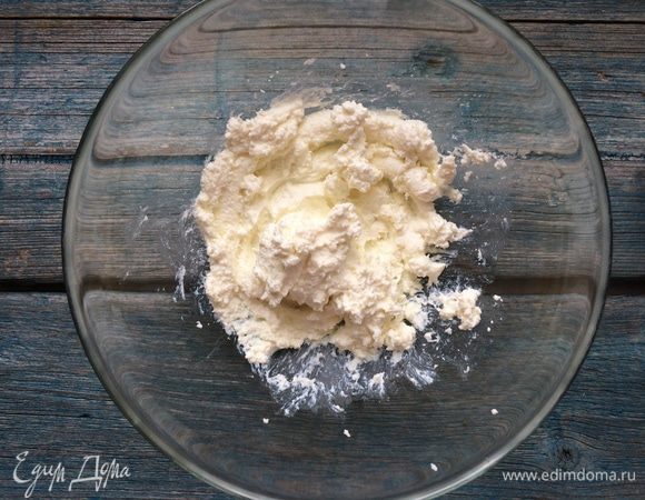 Творог перетрите с помощью погружного блендера (можно перетереть через сито, но я иногда эту процедуру делаю блендером, чтоб сократить время на готовку).