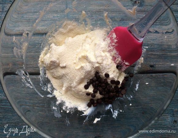 Затем добавьте муку, манку и шоколадные капли.