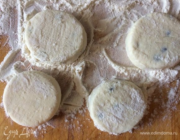 Сформируйте из массы сырники и жарьте их на смеси растительного и сливочного масла до румяной корочки.