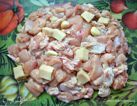 Отделить филе от костей, прокрутить вместе с чесноком и маслом через мясорубку.