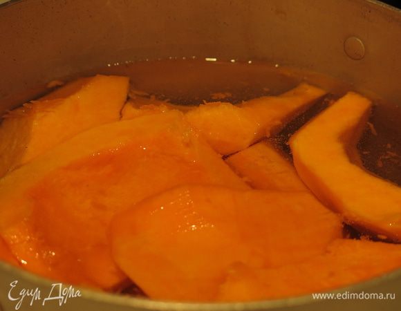 Ставим варить тыкву, 15 минут после закипания. Лен кладем в 750 мл холодной воды, даем закипеть и варим 30 минут на среднем огне, периодически помешивая (в исходном рецепте предлагалось уваривать лен 1 час, но за такое время вся жидкость выкипает), после уваривания должна остаться треть воды, а семена дать слизь.