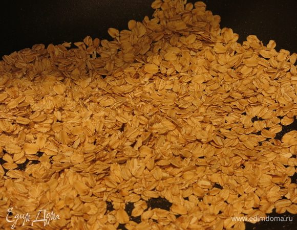Поджариваем  хлопья 10 минут, постоянно помешивая.