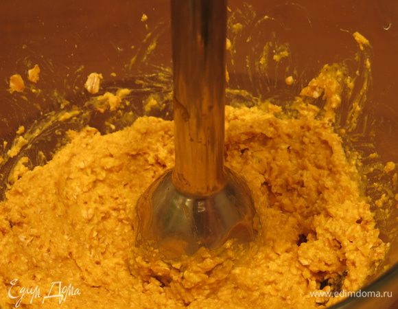 Измельчаем массу блендером так, чтобы немного хлопьев остались целыми. Даем  массе постоять.