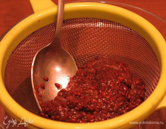 Жидкость со слизью льняных семян пропускаем через сито или марлю. Если все-таки жидкость выкипела, то слизь можно развести 100 — 150 г воды, прогреть и процеживать уже эту массу. Процесс длительный, пока масса сцеживается продолжаем приготовление печенья.