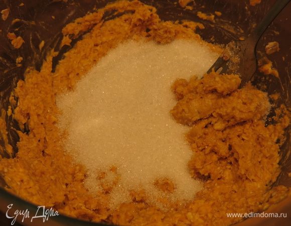 Насыпаем сахар, перемешиваем.